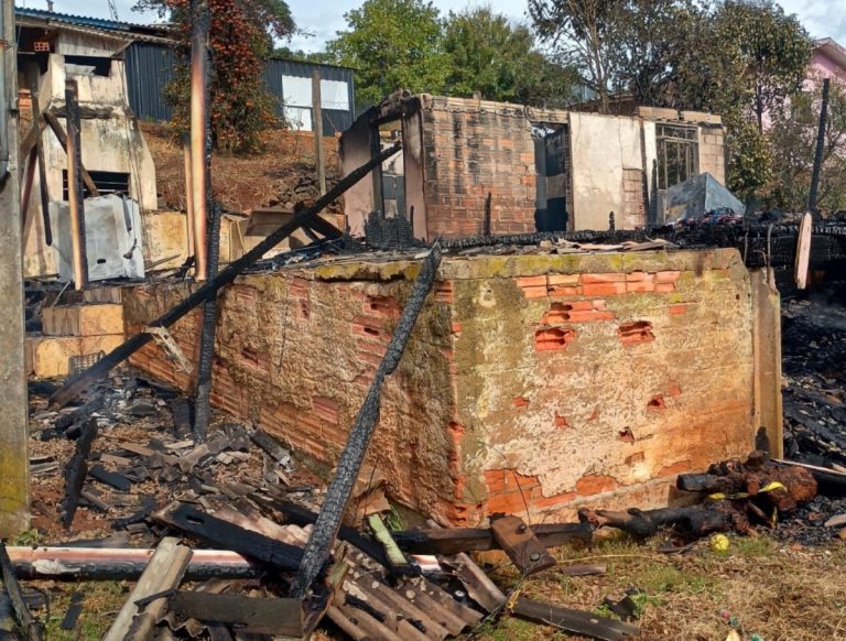 Incêndio destrói residência de madeira em Monte Carlo