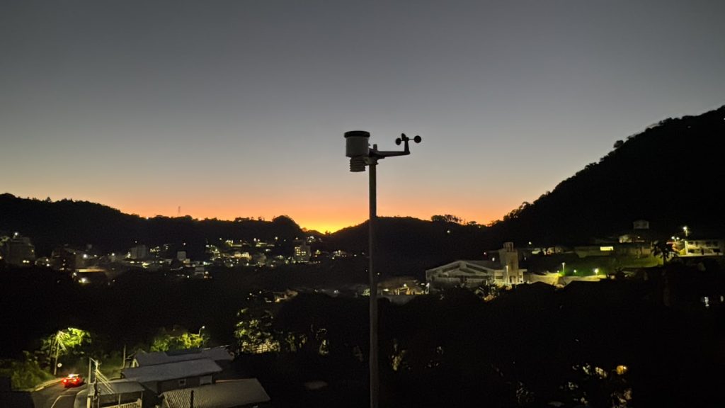 Morador instala estação meteorológica no Centro de Joaçaba e registra mais de 120mm de chuva nas últimas 12 horas