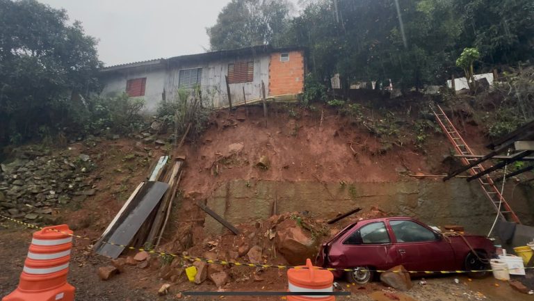 “Não conseguimos tirar quase nada”: Família desalojada após deslizamento no Santa Tereza faz apelo por doações