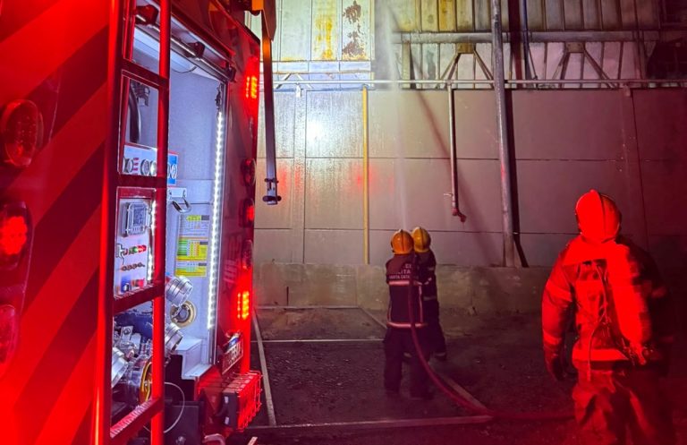 Incêndio em indústria mobiliza bombeiros por cinco horas e consome 50 mil litros de água em SC