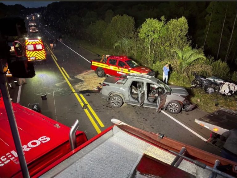 Colisão entre dois carros e carreta deixa cinco feridos e bloqueia a BR-282 em Campos Novos