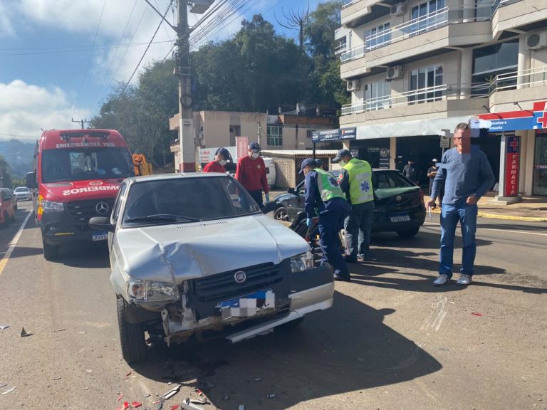 Colisão traseira entre carros deixa idoso ferido no Balneário de Piratuba