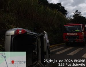 Capotamento em Salto Veloso deixa motorista ferida; crianças e idoso saem ilesos