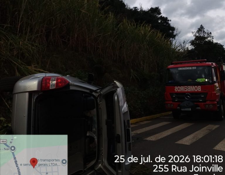 Capotamento em Salto Veloso deixa motorista ferida; crianças e idoso saem ilesos