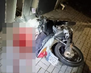 Motociclista morre após bater contra muro e estrutura de casa em Chapecó