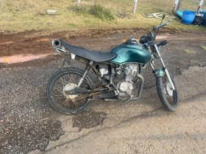 PM recupera motocicleta furtada após suspeitos abandonarem veículo e fugirem em Catanduvas