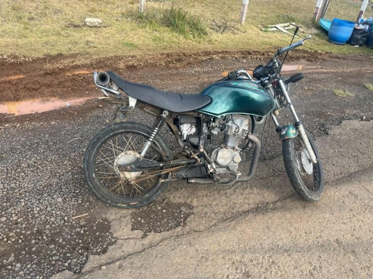 PM recupera motocicleta furtada após suspeitos abandonarem veículo e fugirem em Catanduvas