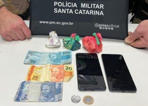 Dupla é presa por tráfico de drogas durante abordagem da Polícia Militar em Herval d’Oeste