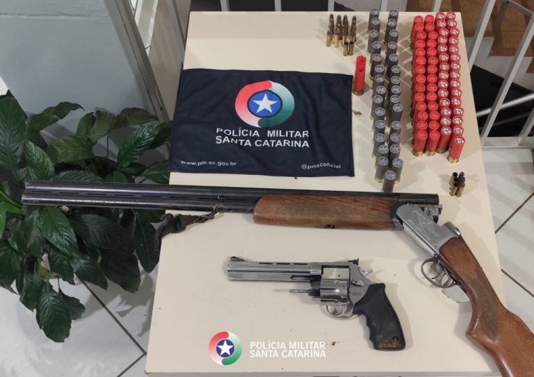 Homem é levado à delegacia após disparos contra residência matarem cão no interior de Videira