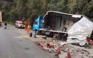 Susto na BR-282: Carreta sem freios quase causa tragédia na ponte Alfredo Ítalo Remor, em Joaçaba