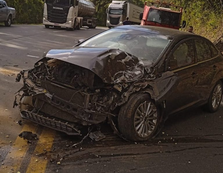 Acidente entre caminhões deixa trânsito no sistema “pare e siga” na BR-282, em Catanduvas