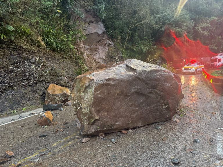 Queda de barreira interdita Serra do Rio do Rastro após temporais em Santa Catarina