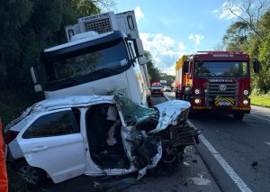 Acidente grave entre carro e caminhões deixa feridos na BR-282 em Joaçaba