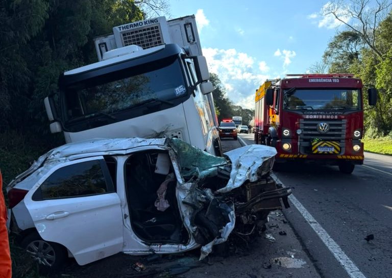 Acidente grave entre carro e caminhões deixa feridos na BR-282 em Joaçaba