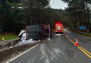 Caminhoneiro fica preso às ferragens após carreta tombar próximo a ponte em Santa Cecília