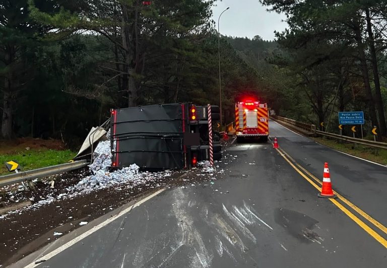Caminhoneiro fica preso às ferragens após carreta tombar próximo a ponte em Santa Cecília