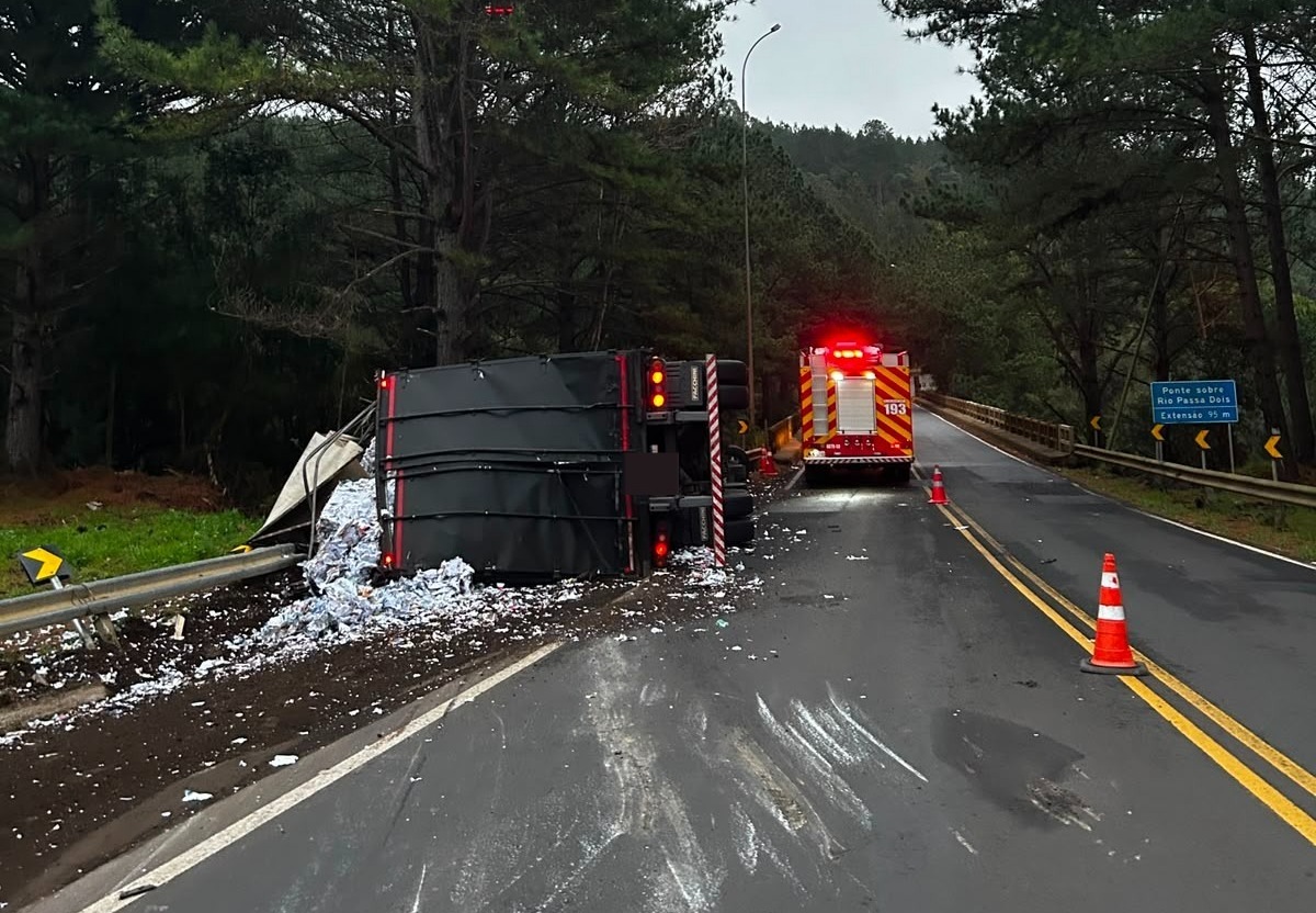 Caminhoneiro fica preso às ferragens após carreta tombar próximo a ponte em Santa Cecília