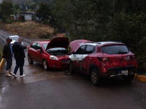 Colisão entre dois carros deixa três pessoas feridas no centro de Arroio Trinta