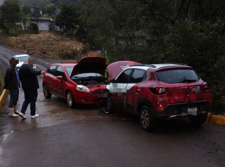 Colisão entre dois carros deixa três pessoas feridas no centro de Arroio Trinta