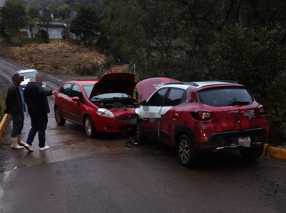 Colisão entre dois carros deixa três pessoas feridas no centro de Arroio Trinta