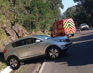 Colisão entre carro e dois caminhões mobiliza bombeiros na BR-153, em Irani