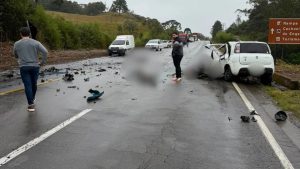 Violenta colisão entre carro e caminhão deixa dois mortos em SC
