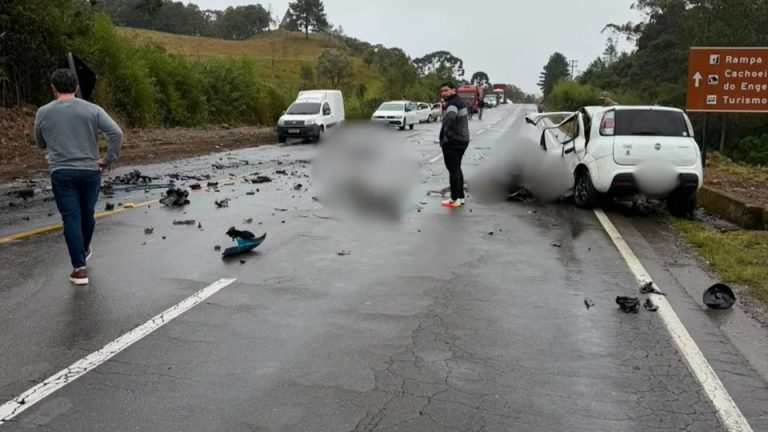 Violenta colisão entre carro e caminhão deixa dois mortos em SC