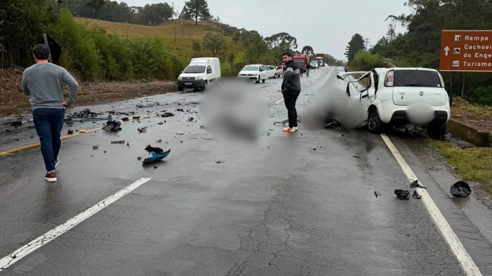 Violenta colisão entre carro e caminhão deixa dois mortos em SC