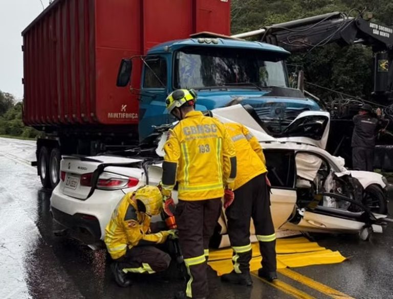 Batida entre BMW e caminhão deixa jovem morta em SC