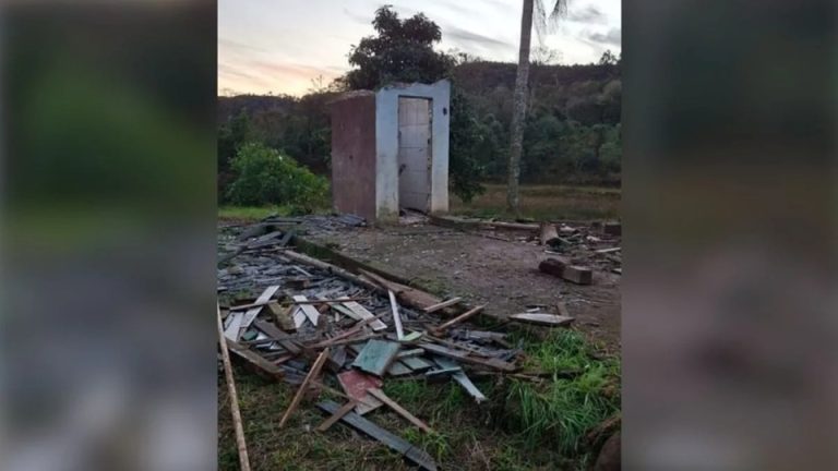 Casa é alvo de bandidos e dono encontra apenas o banheiro no lugar em SC