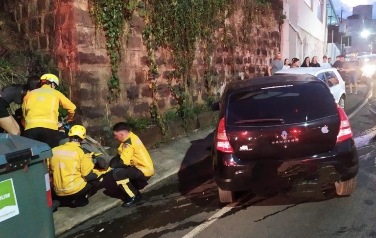 Colisão entre três veículos mobiliza Bombeiros e deixa motorista ferido no Centro de Joaçaba