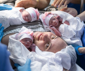 Trigêmeas nascem em parto humanizado e emocionam equipe médica em hospital de Santa Catarina