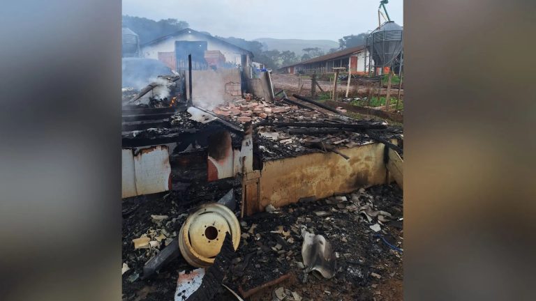 Família precisa de ajuda após perder tudo durante incêndio em Ibiam