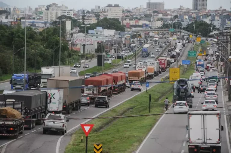 Justiça condena ANTT a pagar R$ 9 milhões por congestionamentos na BR-101 em SC