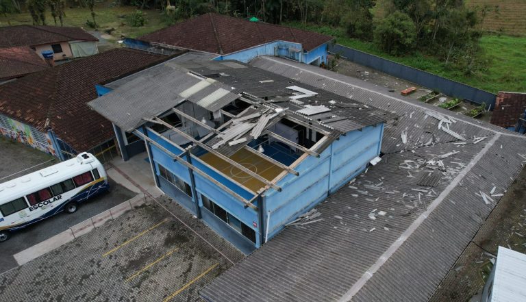 Rajadas de vento de quase 100 km/h danificam escolas e município de SC decreta emergência