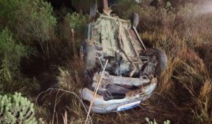 Veículo capota após sair da pista e atingir poste na SC-467, em Capinzal; quatro ficam feridos