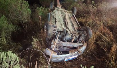 Veículo capota após sair da pista e atingir poste na SC-467, em Capinzal; quatro ficam feridos