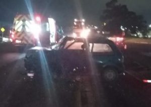 Motorista fica ferido após colisão lateral entre carro e carreta na BR-153