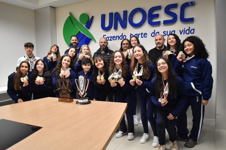 Atletas do Colégio Unoesc Joaçaba são homenageados após conquistas nos Jesc 2026