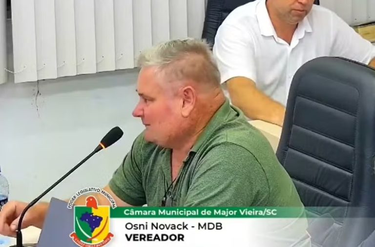 Vereador que sugeriu matar cães de rua tem processo de cassação arquivado em SC