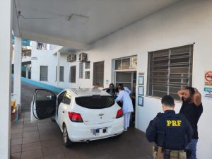 Bebê nasce dentro de carro durante viagem e família recebe escolta da PRF