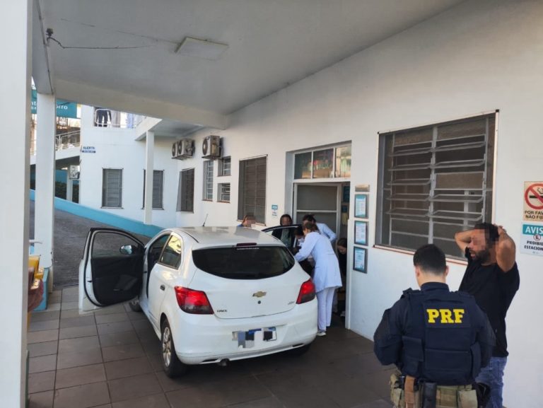 Bebê nasce dentro de carro durante viagem e família recebe escolta da PRF