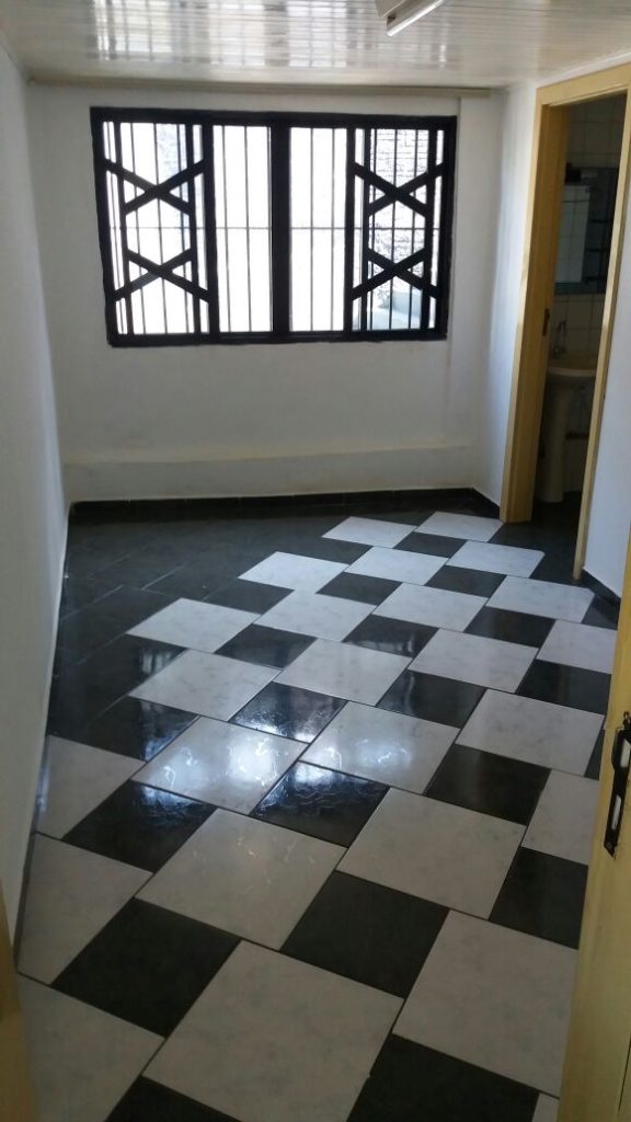 ALUGA porão com UM QUARTO no centro