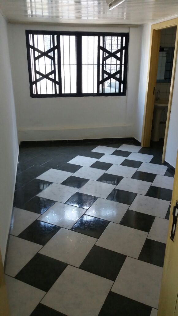ALUGA porão com UM QUARTO no centro