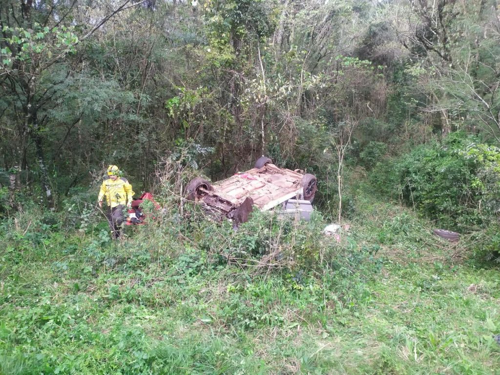 Duas pessoas ficam feridas após carro sair da pista e capotar na BR-282, em Erval Velho