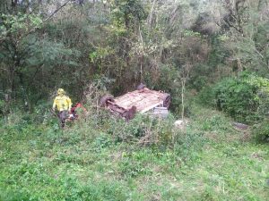 Duas pessoas ficam feridas após carro sair da pista e capotar na BR-282, em Erval Velho