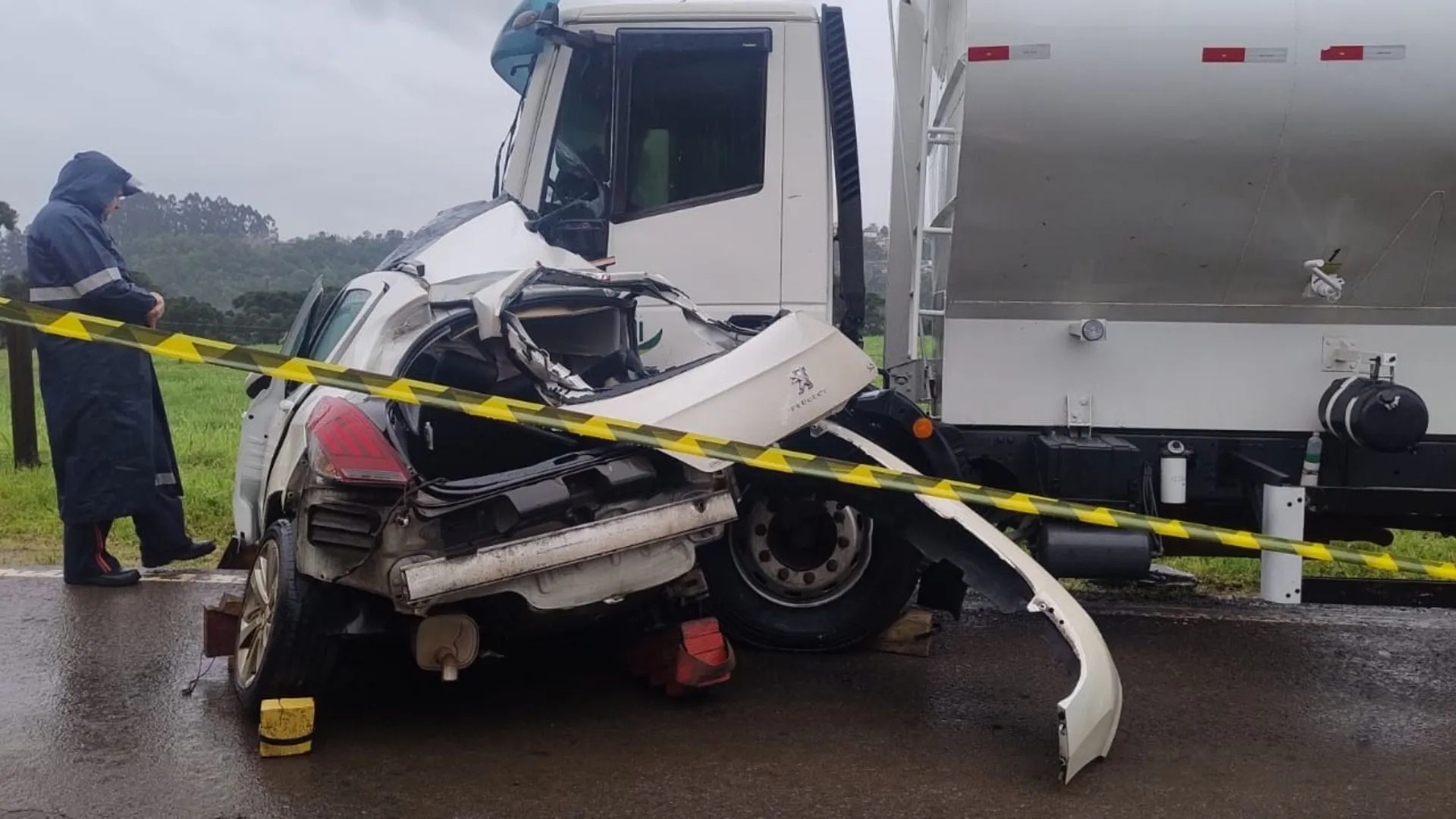 Motorista morre em colisão entre carro e caminhão em Videira