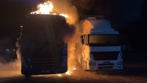 Incêndio destrói carretas estacionadas em pátio às margens da SC-135, em Videira