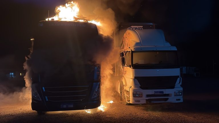 Incêndio destrói carretas estacionadas em pátio às margens da SC-135, em Videira