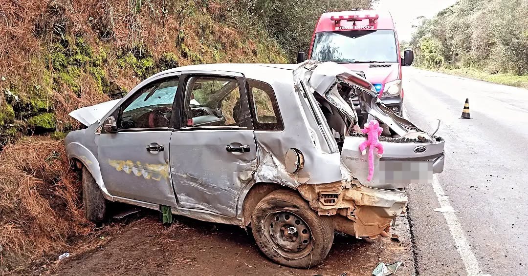 Violenta colisão entre carro, caminhão e carreta deixa motorista ferido na BR-153